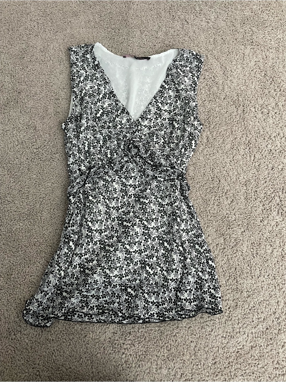 Violet & Claire NY Sleeveless Black & White Floral Draped Tie Back Blouse